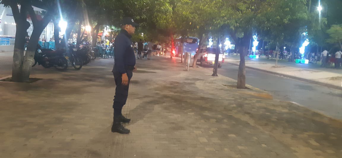 udepsantamarta's tweet photo. Estuvimos en el Centro Histórico realizando controles ante la ocupación indebida del espacio público. 

Socializamos con los vendedores informales que no cuentan con los permisos de ley para que despejen las zonas y así evitar sanciones, tal como lo estipula la Ley 1801. https://t.co/Yiyt6c4kTM