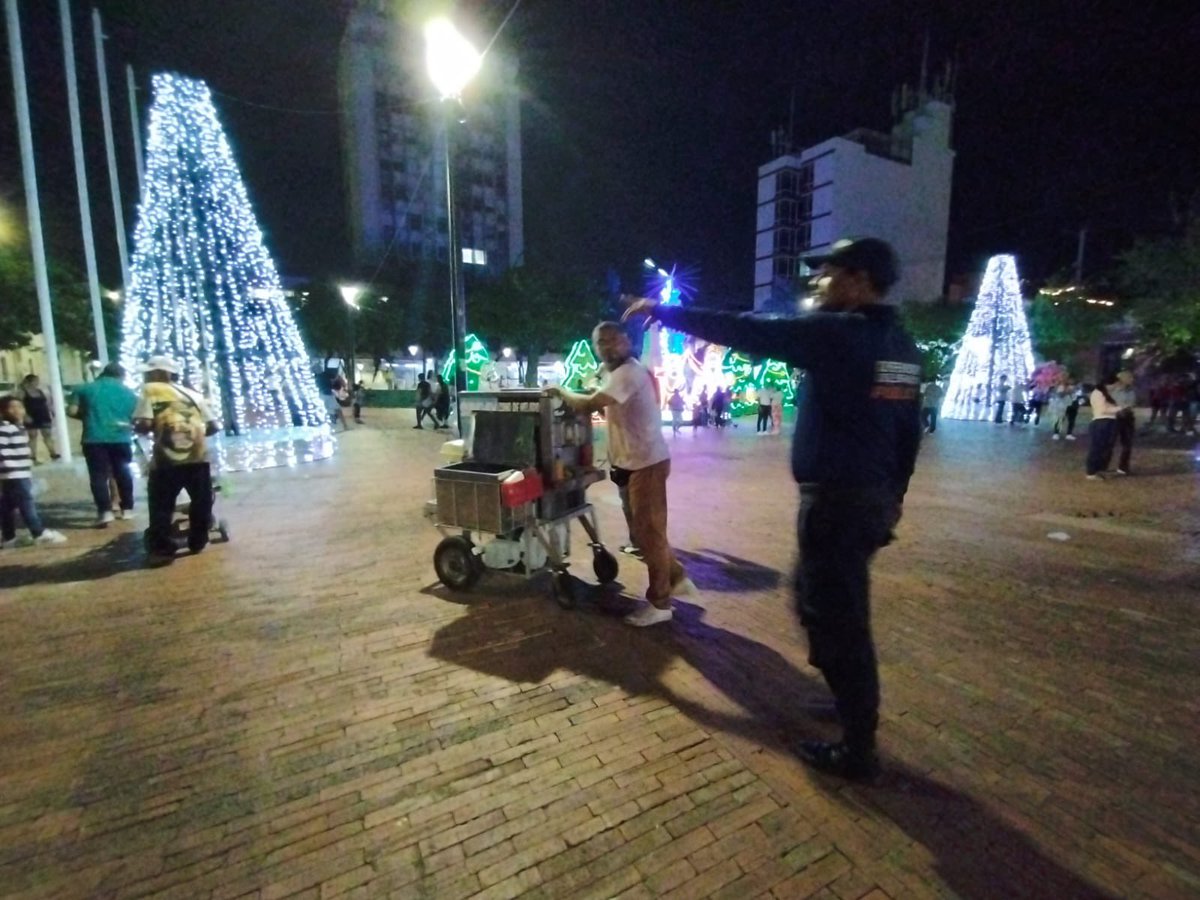 udepsantamarta's tweet photo. Estuvimos en el Centro Histórico realizando controles ante la ocupación indebida del espacio público. 

Socializamos con los vendedores informales que no cuentan con los permisos de ley para que despejen las zonas y así evitar sanciones, tal como lo estipula la Ley 1801. https://t.co/Yiyt6c4kTM
