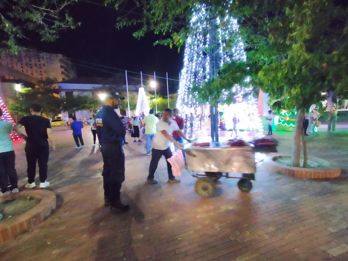 udepsantamarta's tweet photo. Estuvimos en el Centro Histórico realizando controles ante la ocupación indebida del espacio público. 

Socializamos con los vendedores informales que no cuentan con los permisos de ley para que despejen las zonas y así evitar sanciones, tal como lo estipula la Ley 1801. https://t.co/Yiyt6c4kTM