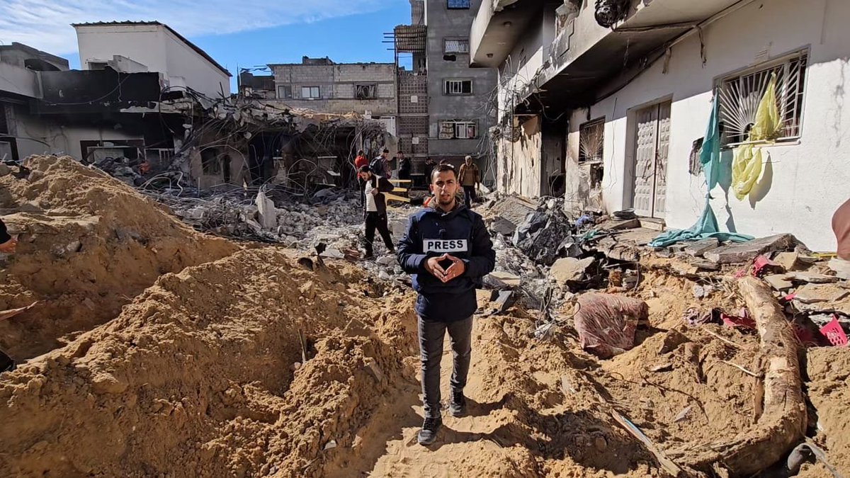 خبر يهز القلب كالصاعقة ولا يستوعبه عقل !

تم دفـــــن عشرات النازحين والمرضى والجرحى تحت التراب وهم أحـــــياء.!!

يا الله! يا الله! مستوعبين الخبر .
أنقذنا يارب من هالطغاة