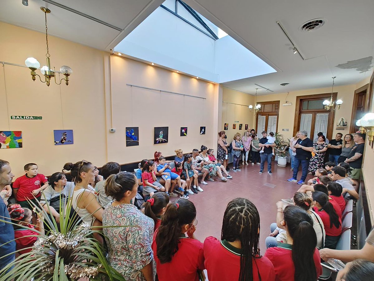 stmavellaneda's tweet photo. MUESTRA DE ARTE DE ALUMNOS DE NUESTRO COLEGIO:

Inauguración de la Muestra de Arte en nuestra Obra Social, espacio que coordina el escultor Hugo Ciciro, con la presencia de nuestro Secretario General @herdoval y Comisión Directiva. Estuvieron presentes autoridades del @NSA_STMA. https://t.co/QyXimFf9Iq