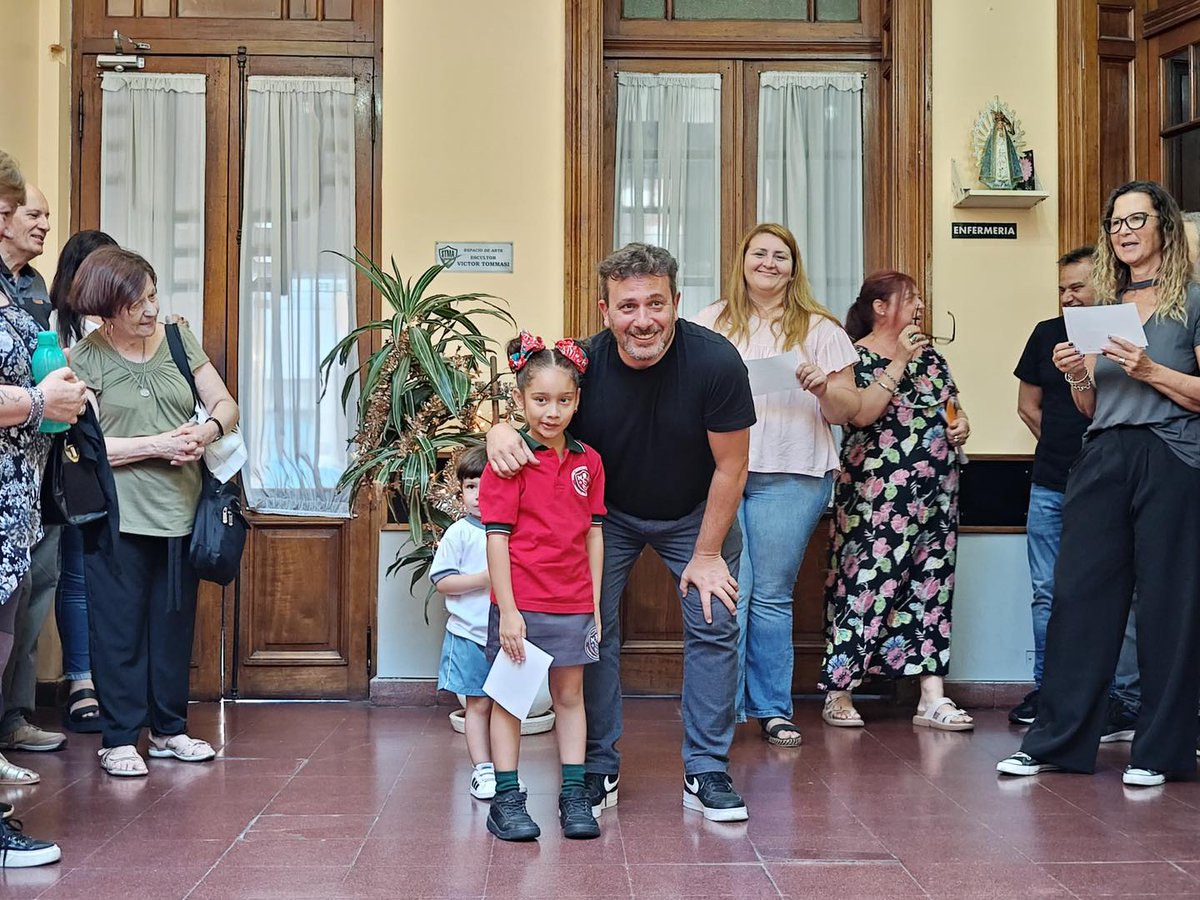 stmavellaneda's tweet photo. MUESTRA DE ARTE DE ALUMNOS DE NUESTRO COLEGIO:

Inauguración de la Muestra de Arte en nuestra Obra Social, espacio que coordina el escultor Hugo Ciciro, con la presencia de nuestro Secretario General @herdoval y Comisión Directiva. Estuvieron presentes autoridades del @NSA_STMA. https://t.co/QyXimFf9Iq