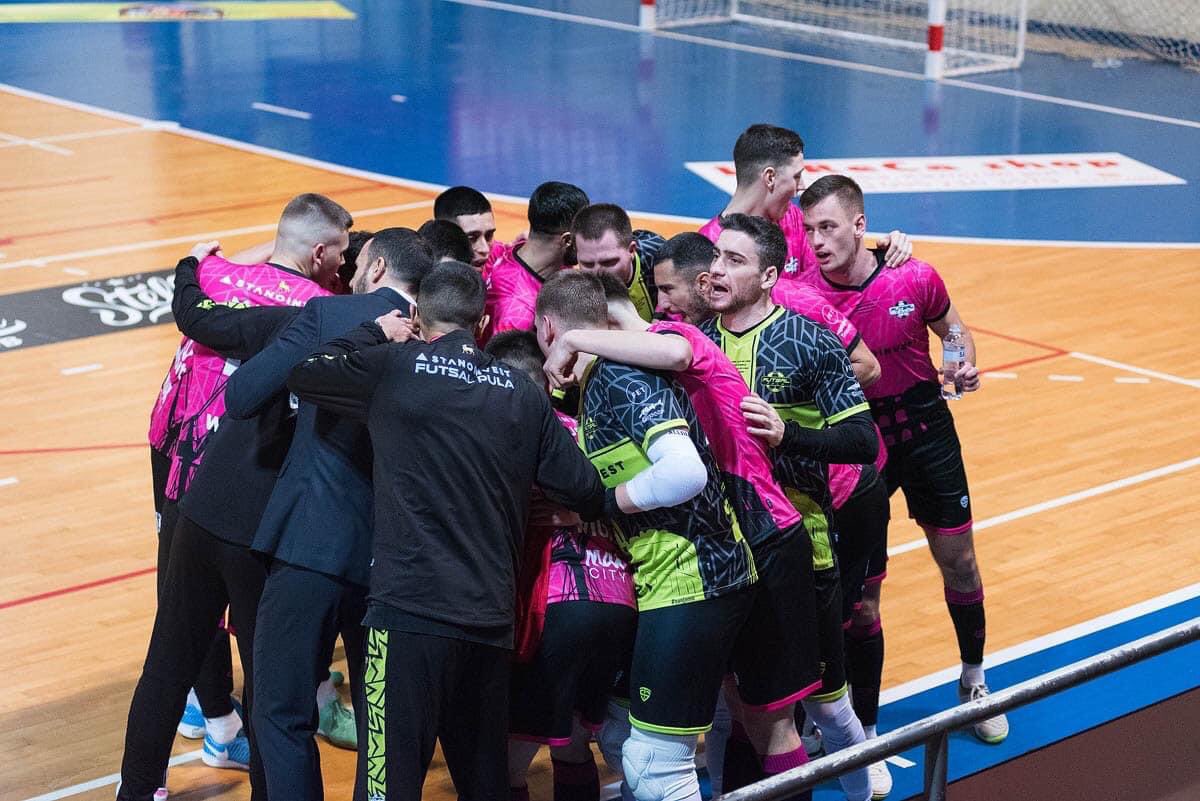 robertogozi22's tweet photo. Terminamos a primeira parte em nosso campeonato. Muito duro,mas conseguimos nosso objetivo e terminamos em 1º 🥇,campeão de inverno . Agora um pequeno descanso e voltaremos mais fortes para nossos objetivos finais.🙏🏻💪🏻💚💛 https://t.co/uvsuI2ETwy