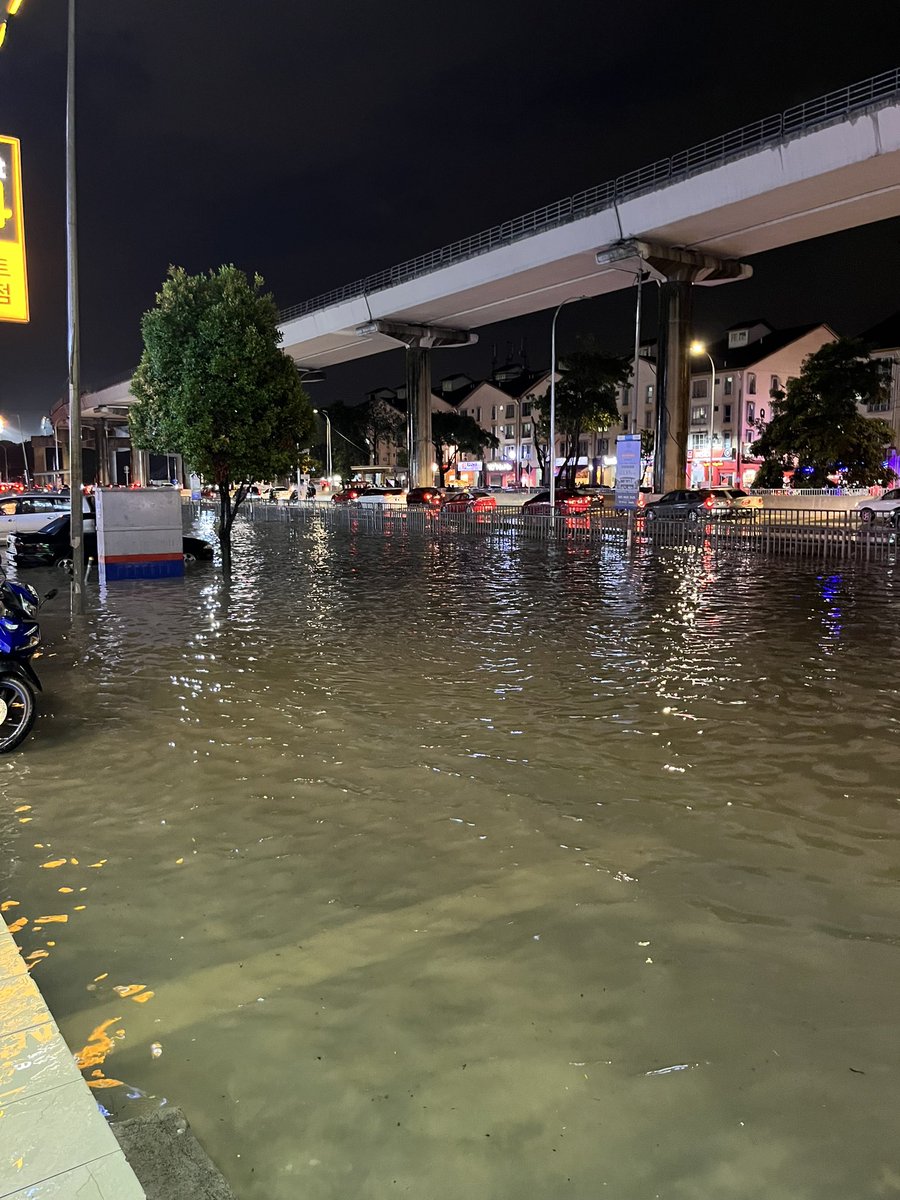 annefairs__'s tweet photo. Seksyen 7 shah alam banjir , kawasan watson air sampai lutut aku dah , kawasan giant pulak ada kereta hampir tenggelam https://t.co/Da5ioBBTny