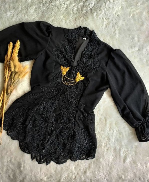 maharanilyss's tweet photo. kebaya on shopee

— a thread https://t.co/zIkIEZQxMa