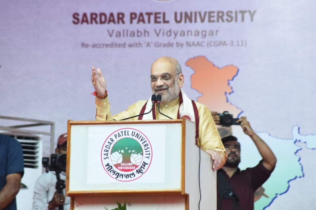 Pankajbhaidesai's tweet photo. ગૃહ અને સહકારીતા મંત્રી આદરણીય @AmitShah સાહેબ અને રાજ્યના મહામહિમ શ્રી આચાર્ય દેવવ્રતજીની અધ્યક્ષતામાં યોજાયેલ દીક્ષાંત સમારોહ પ્રસંગે ઉપસ્થિતિ આપી હતી.
#spuniversity #vidhyanagar https://t.co/lWE02KjhHd