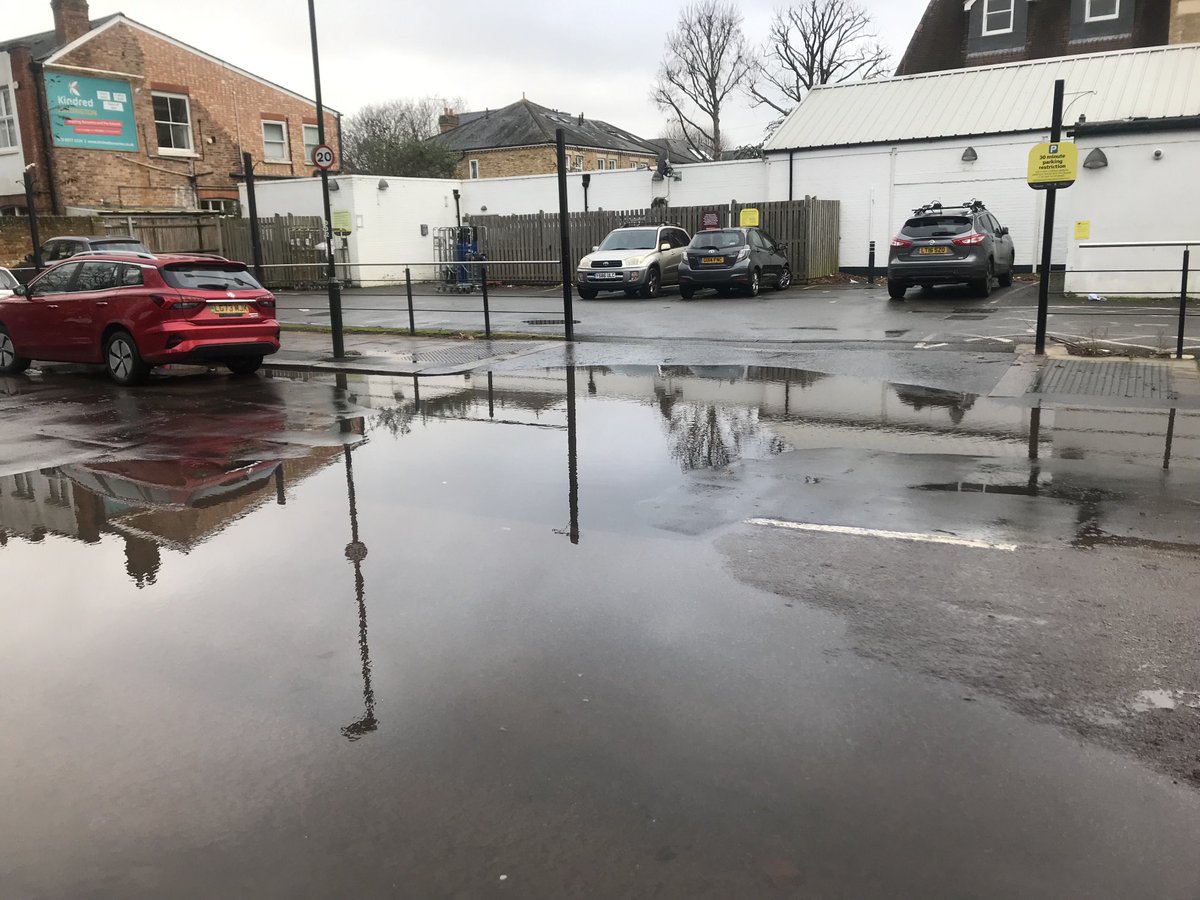 robinwbrown's tweet photo. Leak outside Sainsburys at the junction of Langham Road and Teddington High St today. Any update on fix timings ⁦@thameswater⁩ ⁦@LBRUT⁩ ? https://t.co/lx9mUFD7uM