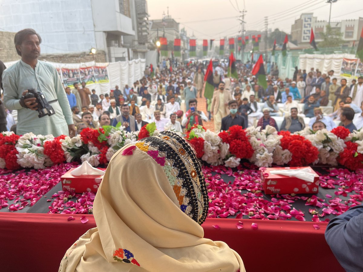 Majid_PSF's tweet photo. Former Health Minister Sindh Adi Dr @AzraPechuho attended &amp; addressed a corner meeting at Bakhtawar Bibi Park Nawabshah, regarding upcoming #Election2024 campaign for President Asif Ali Zardari in NA-207 SBA. Massive number of people welcomed her with open arms. https://t.co/MbJoWN4qtp