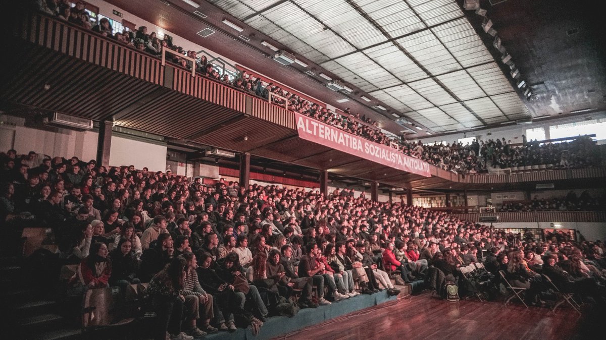 Batzuetan gauzak perspektiban jartzea komeni da. 4 urte eta 10 hilabete pasa dira lehenengo argazkitik bigarrenera.

Ohore handi bat da zuekin haztea eta militatzea. Ongi etorri <a href="/EHKSozialista/">Euskal Herriko Kontseilu Sozialista</a> !