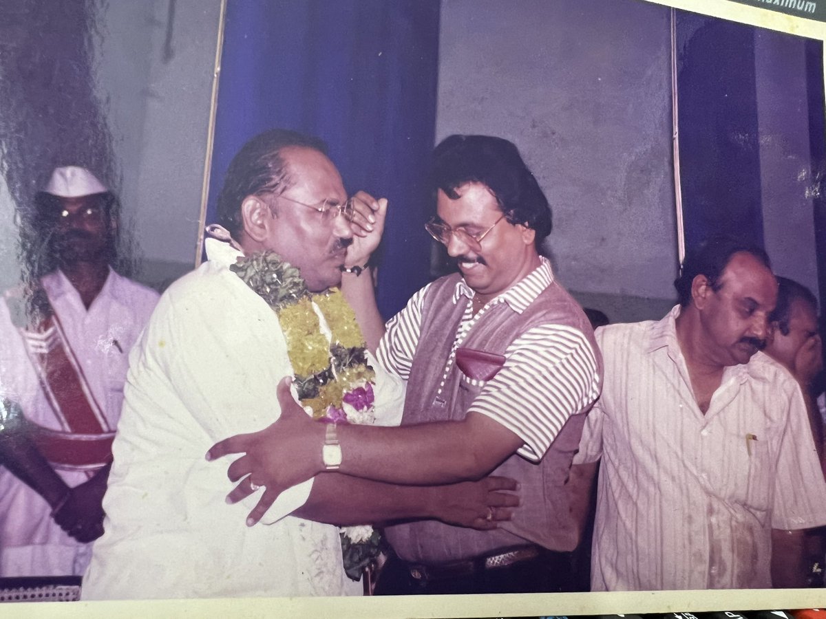 Nagendra Kumar photo with great cine  poet late Vennelakanti @ Nellore : SBI Cultural programme👍👌