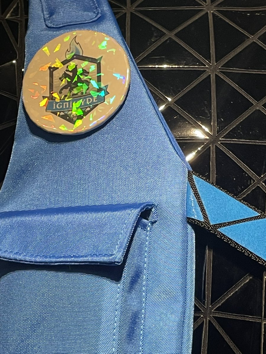 ツイステ展。何が笑ったってイデアの寮服、イグニハイド寮エンブレムの