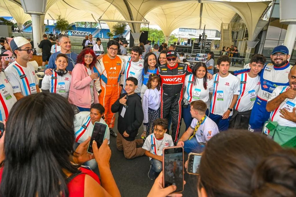 NASCARBrasil's tweet photo. “Eles também vão para o autódromo” foi mais que especial nessa primeira temporada da NASCAR Brasil. Um acolhimento protagonizado em parceria com o Instituto I.G.U.A.I.S com o projeto “Ele vai para a escola” ao longo do ano nas cidades anfitriãs do calendário. https://t.co/n0Rnree6cL