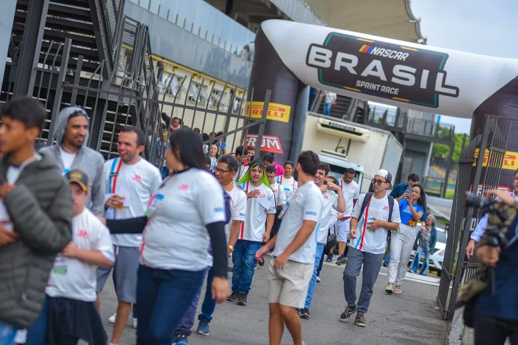 NASCARBrasil's tweet photo. “Eles também vão para o autódromo” foi mais que especial nessa primeira temporada da NASCAR Brasil. Um acolhimento protagonizado em parceria com o Instituto I.G.U.A.I.S com o projeto “Ele vai para a escola” ao longo do ano nas cidades anfitriãs do calendário. https://t.co/n0Rnree6cL
