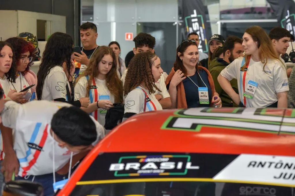 “Eles também vão para o autódromo” foi mais que especial nessa primeira temporada da NASCAR Brasil. Um acolhimento protagonizado em parceria com o Instituto I.G.U.A.I.S com o projeto “Ele vai para a escola” ao longo do ano nas cidades anfitriãs do calendário.