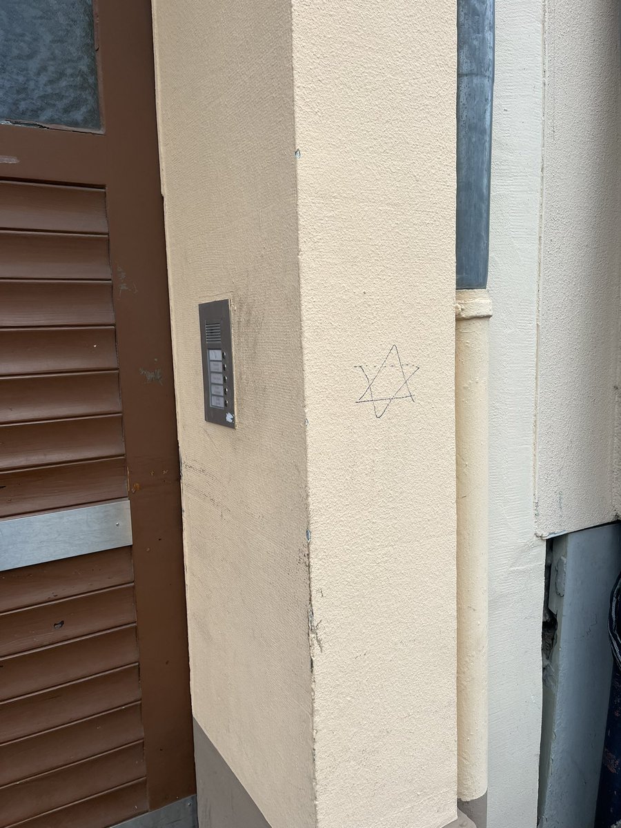 feldfeli's tweet photo. Köln Lindenthal. Deutschland. 2023!

@Report_Antisem @JFDA_eV 
#Antisemitismus #Israel #Deutschland https://t.co/NDk2CEU1tE