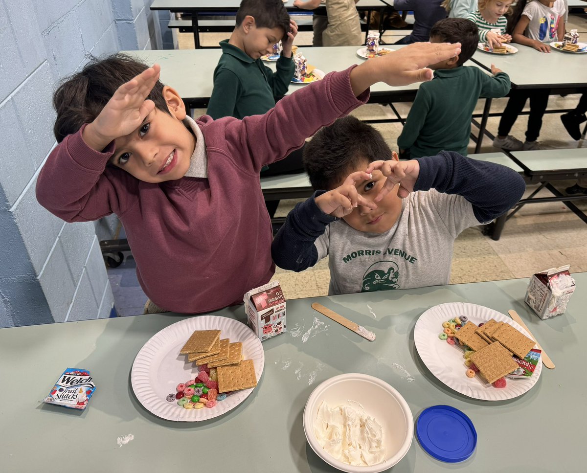 yoly_meneses's tweet photo. Making Gingerbread Houses at the Morris Avenue School! 🏠 🎄🎅🏻☃️ #TogetherWeCanLB @morrisaveschool @JaniseStout https://t.co/Ryv2upbug1