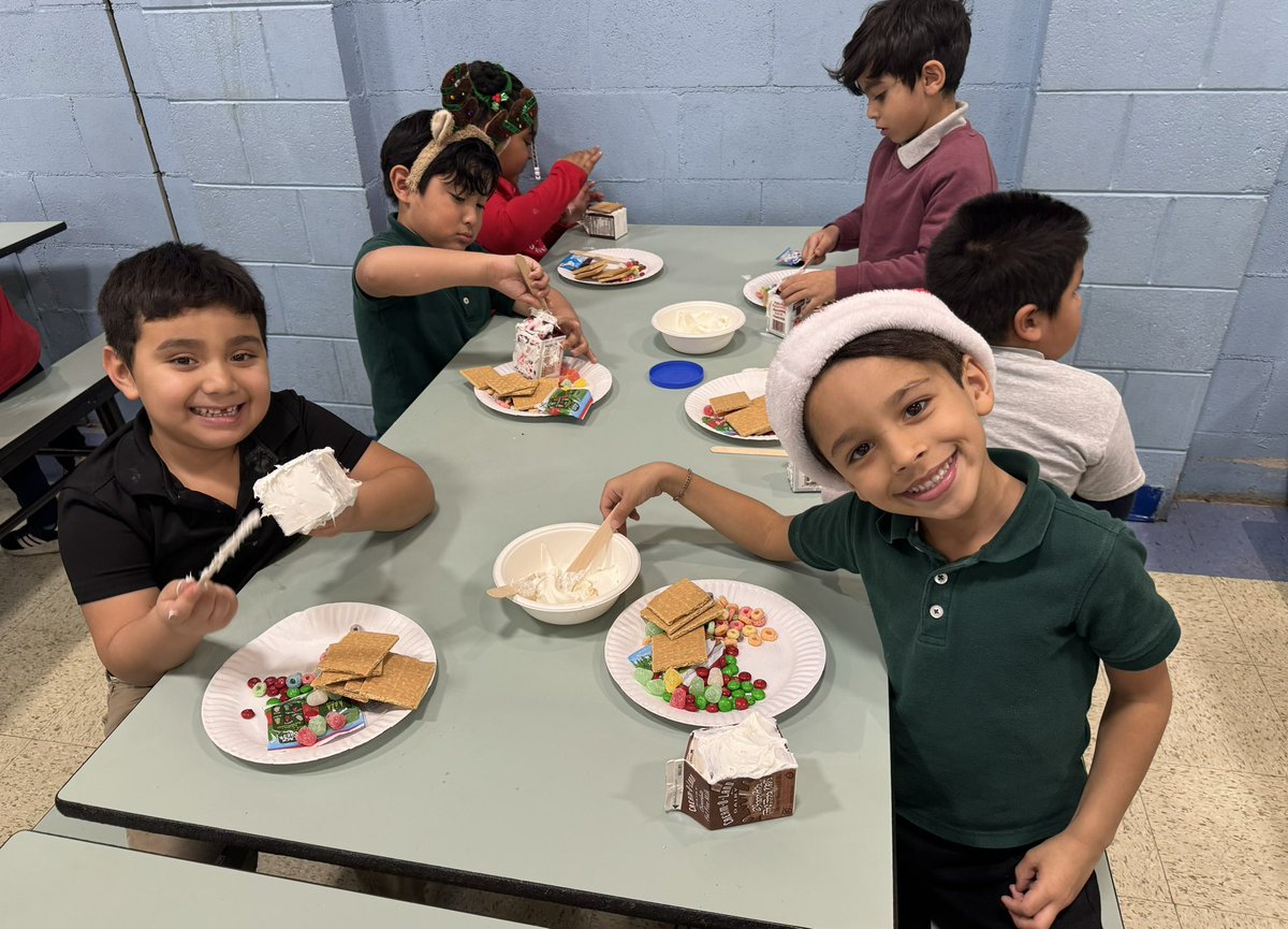 yoly_meneses's tweet photo. Making Gingerbread Houses at the Morris Avenue School! 🏠 🎄🎅🏻☃️ #TogetherWeCanLB @morrisaveschool @JaniseStout https://t.co/Ryv2upbug1
