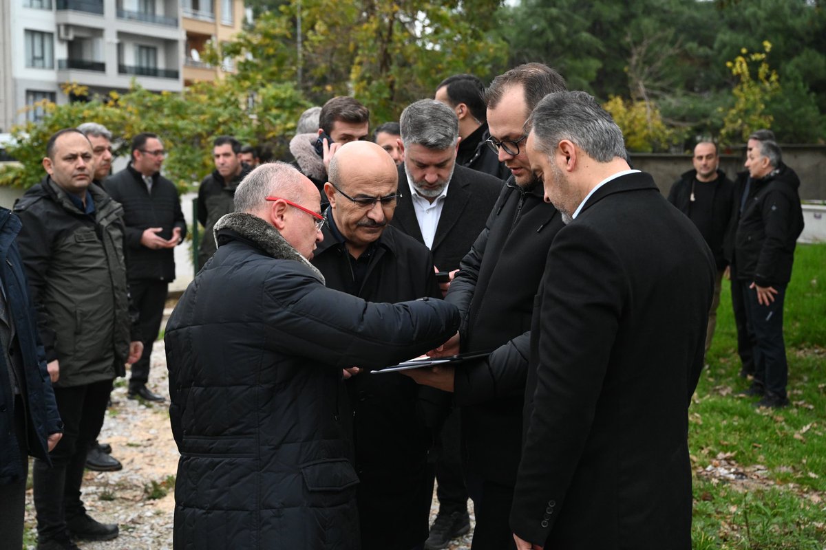 davutgurkan's tweet photo. Bursa'mızda sağlık yatırımları hız kesmiyor!

Bugün sabah saatlerinden itibaren, Osmangazi, Nilüfer ve Yıldırım ilçelerimizin farklı noktalarında bulunan, Sağlık Bakanlığımızın tahsis ettiği arazileri yerinde inceleyerek projeleri değerlendirdik. 

Hemşehrilerimizin sağlık hizmetlerinden kusursuz olarak faydalanmaları için durmadan çalışmaya devam edeceğiz. @drfahrettinkoca