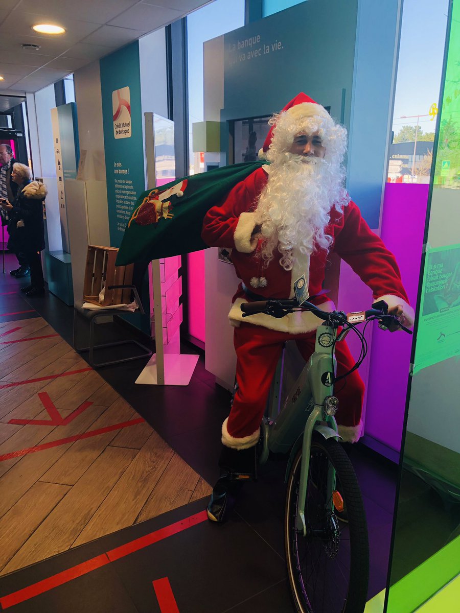 Le père Noël est heureux de présenter son nouveau véhicule. Grâce au prêt vélo du <a href="/CMBretagne/">CMBretagne</a> Brest Rive Droite, sa tournée 2023 neutre en carbone 🎅🌳 🌲