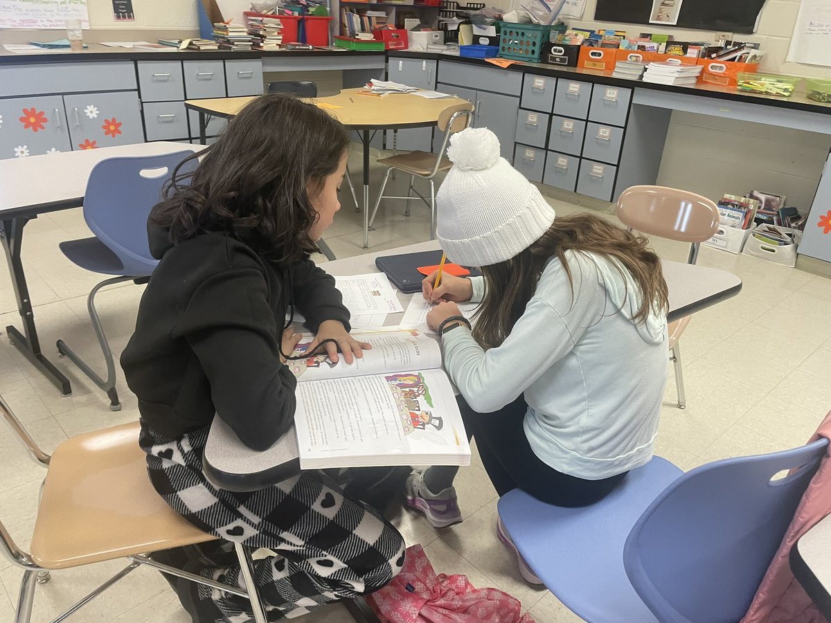 Flores_DualD93's tweet photo. Teamwork! Reading, writing, speaking, and listening in Spanish all in 1 activity! 📚📖 #ccsd93 #duallanguage #bilingual @stallionchat #middleschool #sixthgradelife #bilingüe https://t.co/EG3yLhnf23