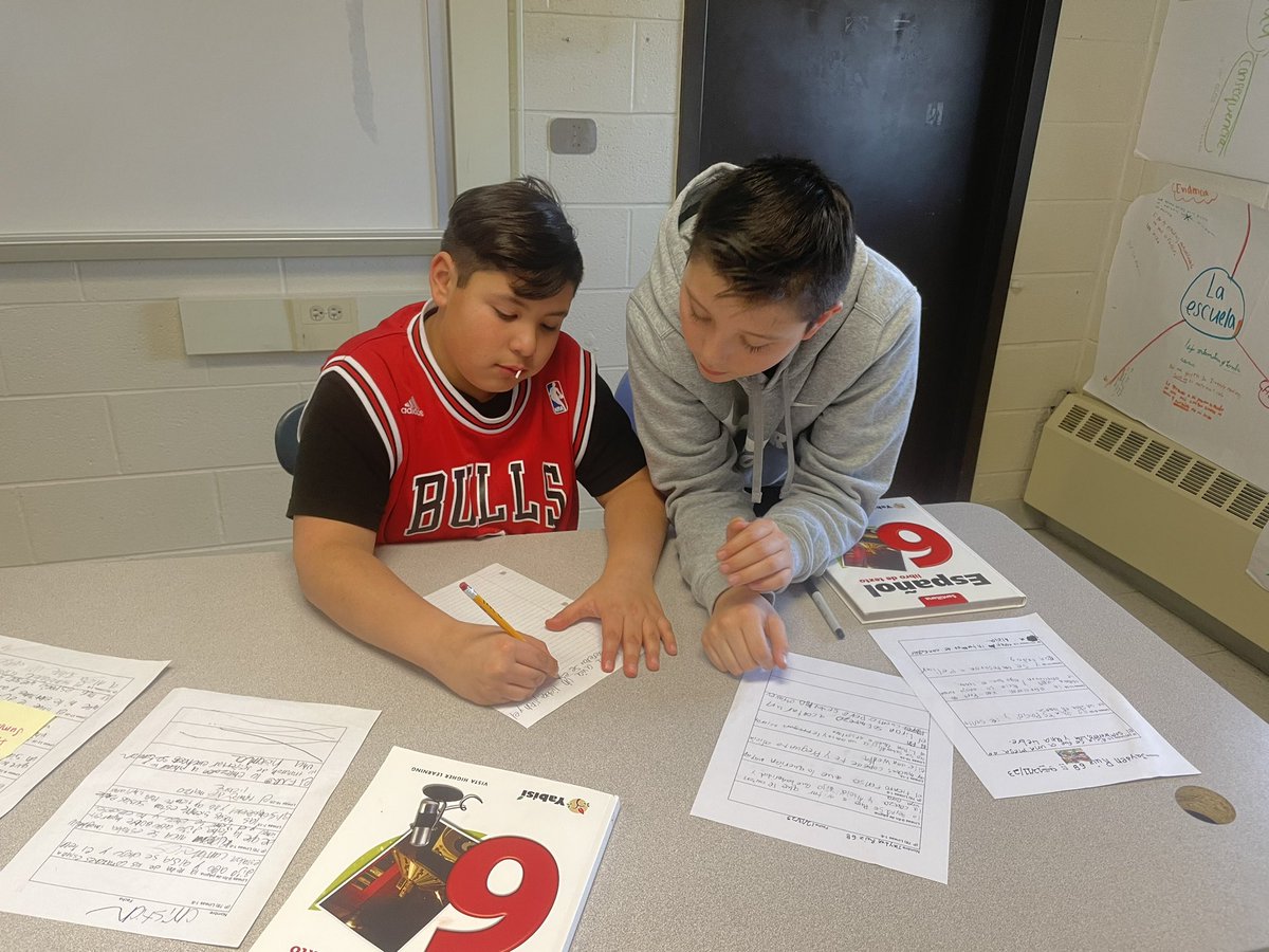 Flores_DualD93's tweet photo. Teamwork! Reading, writing, speaking, and listening in Spanish all in 1 activity! 📚📖 #ccsd93 #duallanguage #bilingual @stallionchat #middleschool #sixthgradelife #bilingüe https://t.co/EG3yLhnf23