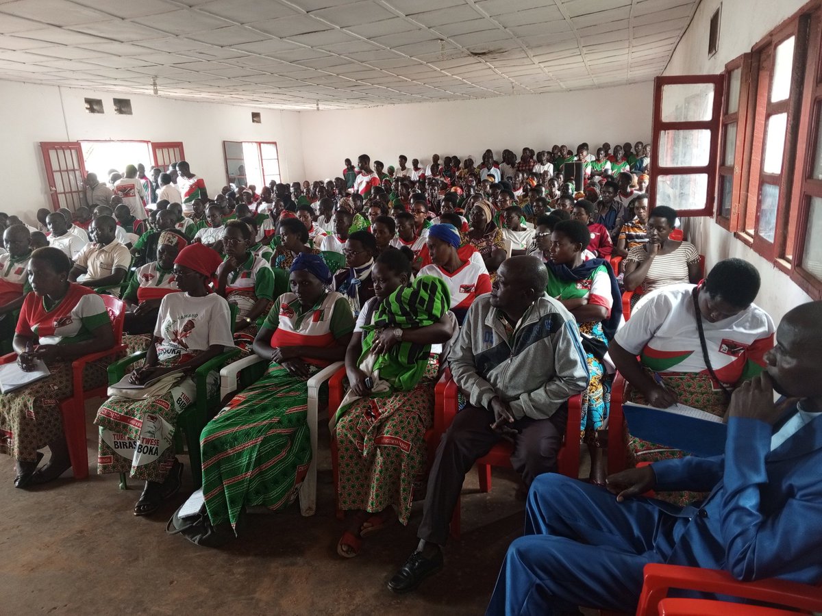 Ndayish79405804's tweet image. "Nta #mukene yubahwa. Uwutagira amikoro bamwita amazina mabi: umusuma,umurozi, ntiyisonera,arasegerereza... Imbonerakure,n'abakenyererarugamba, mutunge #amafaranga mu mufuko. Baho neza,mwubahwe." Ikiyago n'abagumyabanga #Mwumba @Ngoziprovince @R_Ndikuriyo #CNDD-#FDD