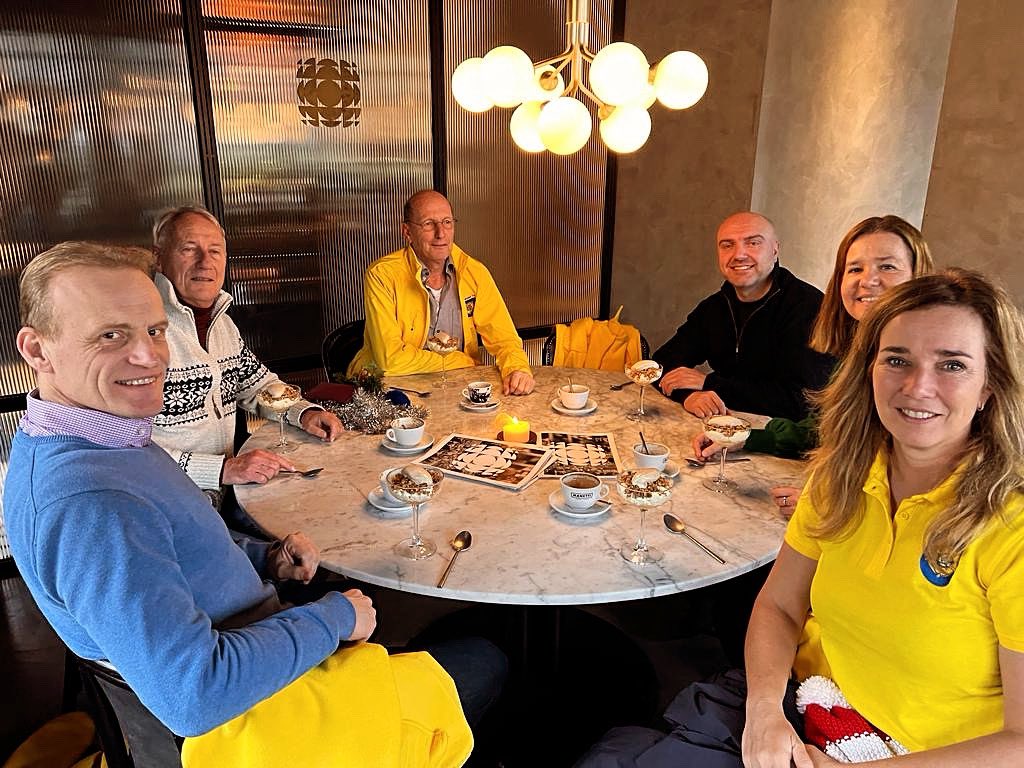 'Het nuttige met het aangename verenigen' Na het jaarlijkse fotomoment een gezellig samenzijn met de fractie van Rosendael’74.
