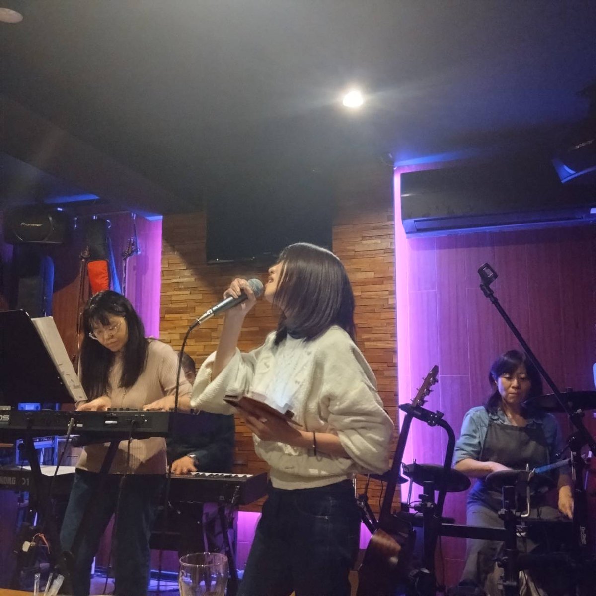 妄想メンバー再びライブ曲を披露しました🎵この曲はうちのベーシストが歌った「アメフラシの歌」です。この曲知ってる人いるのかな？私はライブでやる事になり初めて聴きました❗️
今年この曲一番聴いたに違いない😂
youtu.be/ZGsp4cuDsJM?si…