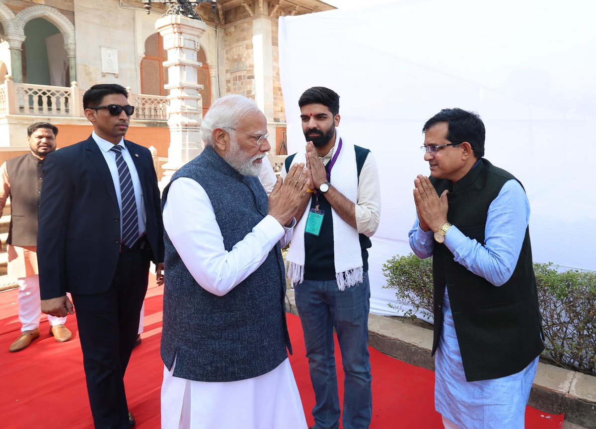 _kailashmeghwal's tweet photo. मुख्यमंत्री शपथ ग्रहण समारोह जयपुर में यशस्वी प्रधानमंत्री माननीय नरेन्द्र मोदी जी के साथ स्नेहिल व यादगार मुलाकात। https://t.co/lcyAoP7dsV