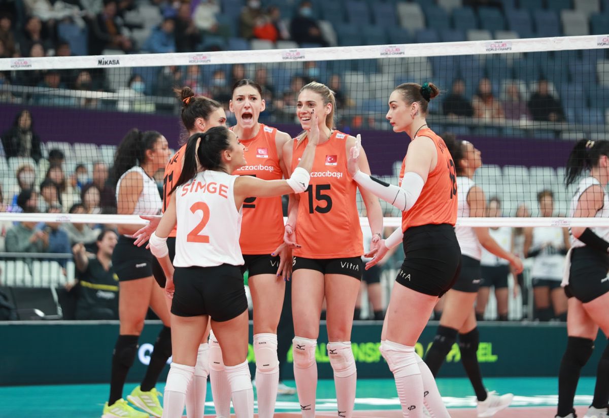 Dünya Kupası Türk Kızlarının! 🇹🇷 🏆 

FIVB Kulüpler Dünya Şampiyonası Finali’nde tarihte ilk kez iki Türk takımı karşı karşıya!
Finalde her iki takıma da başarılar dileriz! 

Tebrikler Türkiye!

🇪🇺🇹🇷
<a href="/EczacibasiSK/">Eczacıbaşı Spor Kulübü</a> <a href="/VakifBankSK/">VakıfBank Spor Kulübü</a> <a href="/TVForgtr/">Türkiye Voleybol Federasyonu</a>