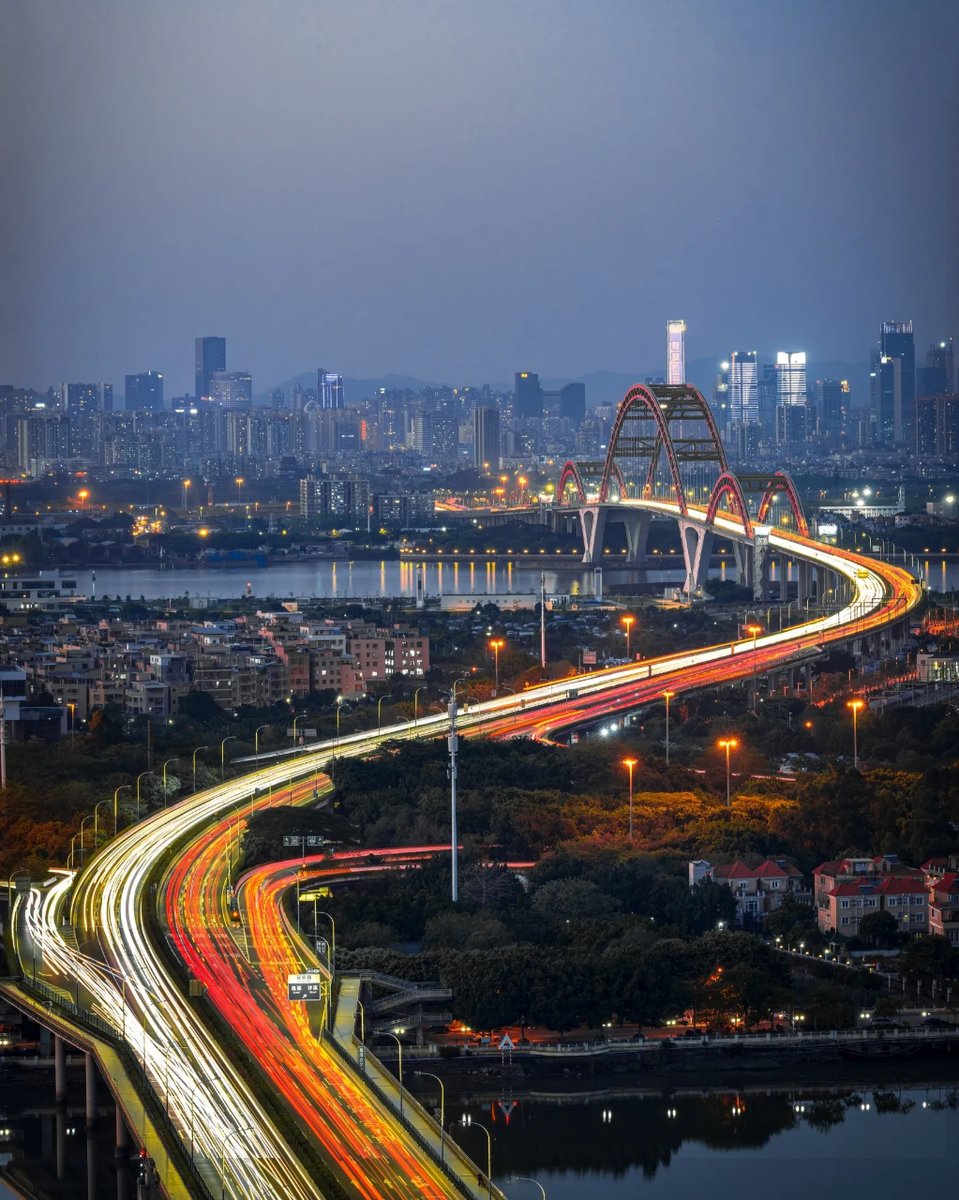 "𝐓𝐡𝐞 𝐜𝐢𝐭𝐲 𝐡𝐢𝐠𝐡𝐰𝐚𝐲 𝐢𝐬 𝐚 𝐫𝐢𝐛𝐛𝐨𝐧 𝐨𝐟 𝐥𝐢𝐠𝐡𝐭 𝐢𝐧 𝐭𝐡𝐞 𝐮𝐫𝐛𝐚𝐧 𝐧𝐢𝐠𝐡𝐭." 🌉
- Tom Wolfe
📍 Xinguang Bridge
📷 from2046