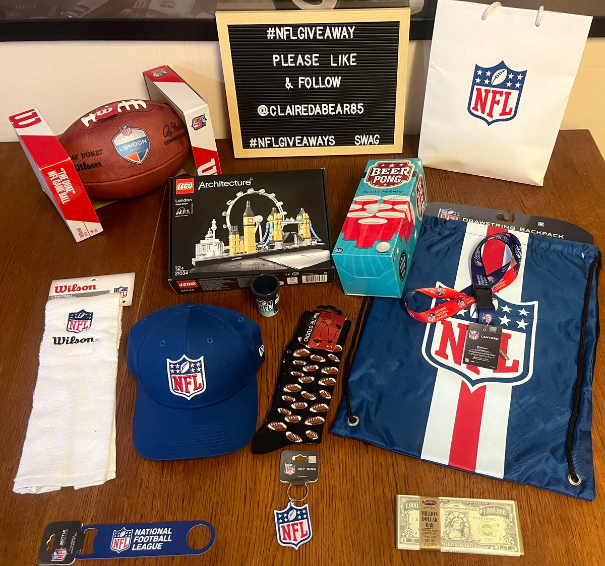 #Christmas #NFLGIVEAWAY For a chance 2 #win this #prize You MUST b following @clairedabear85 & RT & like this link. The #Giveaway will run till 29/12 & is open 2 NFL fans in the U.K. due to the weight of the #SWAG #NFLTwitter #NFL #HappyHolidays