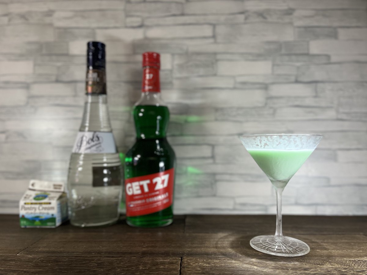 alc_beverage's tweet photo. グラスホッパー

初めて生クリームを使ったカクテルを作りました。
チョコミントは食べれないのにこれは美味しいと思うんですよね😋

ミントリキュール20ml…57円
カカオリキュール20ml…40円
生クリーム20ml…44円
シェイク
合計141円

#おうちカクテル
#意外に安い https://t.co/pwfzJXTzz2