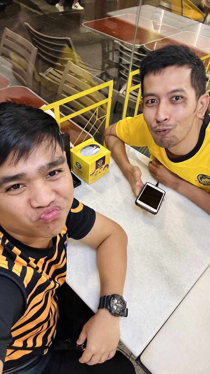 RedzaKelkatu's tweet photo. Masihkah korg igt trend selfie mulut menyudu? Weols re-create memori lepas. With @MochaUnggu 

#throwback #wechat #camera360 #aquwh #cyunk #perlulebihusaha #pelajarlepasanuniversiti https://t.co/hiWpQSCrUV