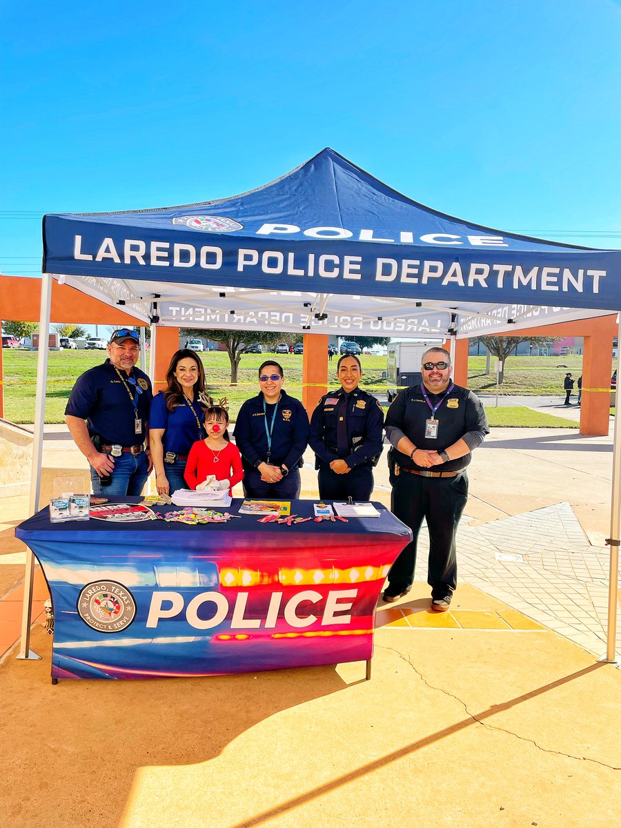 LaredoATTF's tweet photo. Participating at this year’s Blue Santa 🎁 distribution. Sharing valuable information with these cuties &amp; their families. 

#TisTheSeason #BlueSanta #ChristmasCheer 🎄#CrimePrevention #LockTakeHide https://t.co/gTWoDhaev7
