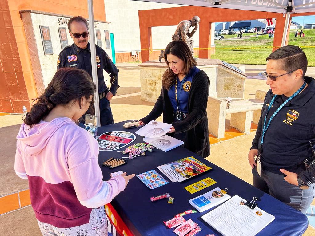 LaredoATTF's tweet photo. Participating at this year’s Blue Santa 🎁 distribution. Sharing valuable information with these cuties &amp; their families. 

#TisTheSeason #BlueSanta #ChristmasCheer 🎄#CrimePrevention #LockTakeHide https://t.co/gTWoDhaev7