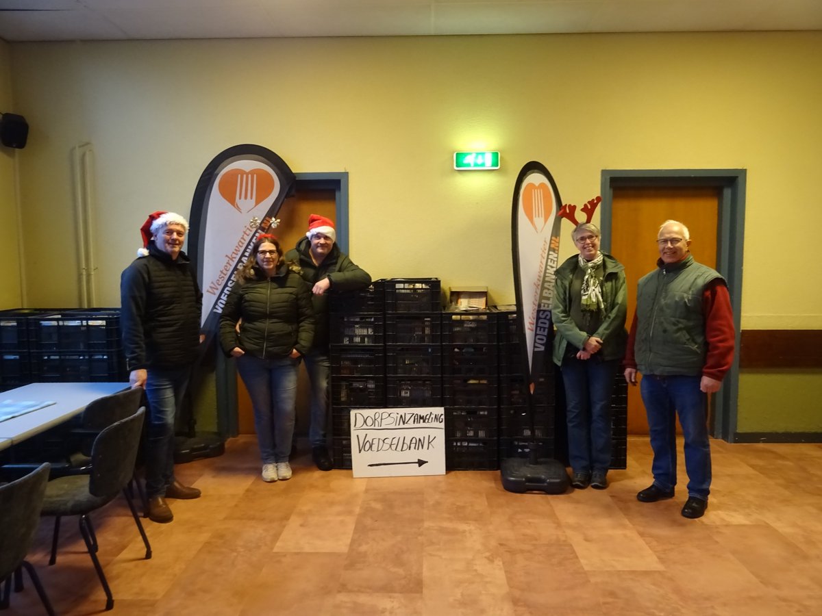 NieuwsAduard's tweet photo. Dorpsinzameling voor de voedselbank vandaag is samen met de opbrengst van de Postcodeloterij worden het meer dan 50 kratten!!
Ondanks de kou namen velen de moeite om wat te brengen en even gezellig te blijven praten onder genot van een drankje en iets lekkers #Aduard #Voedselbank https://t.co/JgWA75Cz4i
