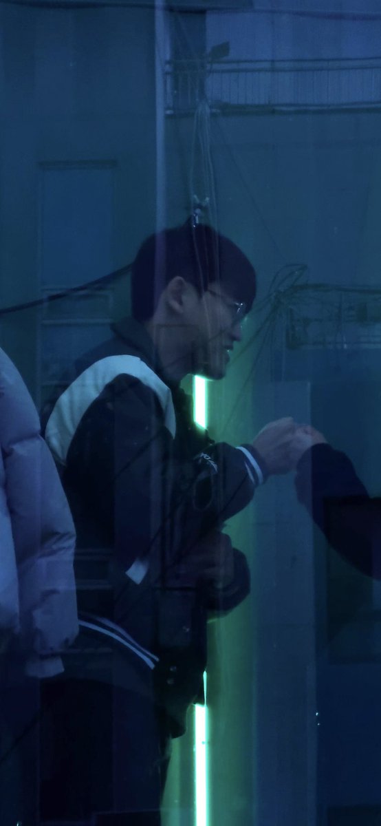 게임끝나고 하이파이브하는 구마유시랑 제 손 크기 차이 보실분...? (키차이는 더남)