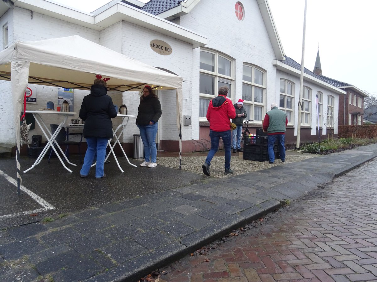 NieuwsAduard's tweet photo. Dorpsinzameling voor de voedselbank vandaag is samen met de opbrengst van de Postcodeloterij worden het meer dan 50 kratten!!
Ondanks de kou namen velen de moeite om wat te brengen en even gezellig te blijven praten onder genot van een drankje en iets lekkers #Aduard #Voedselbank https://t.co/JgWA75Cz4i
