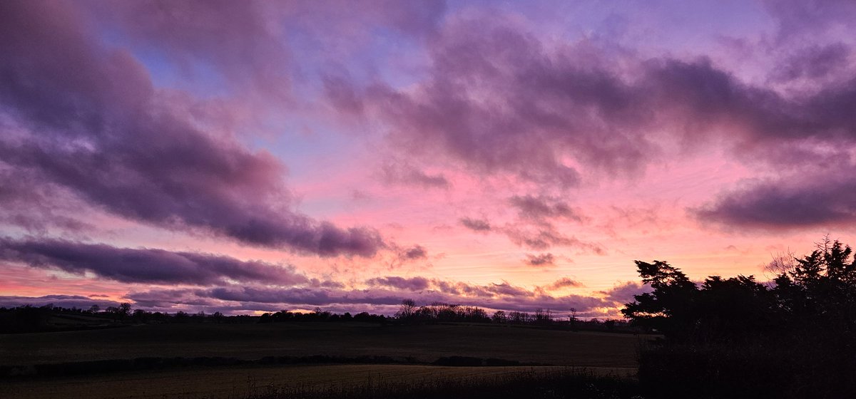 lintdrummer's tweet photo. @MetEireann A beautiful sky outside @kilkenny city this evening. #NoFilter https://t.co/uhjPFCwChy