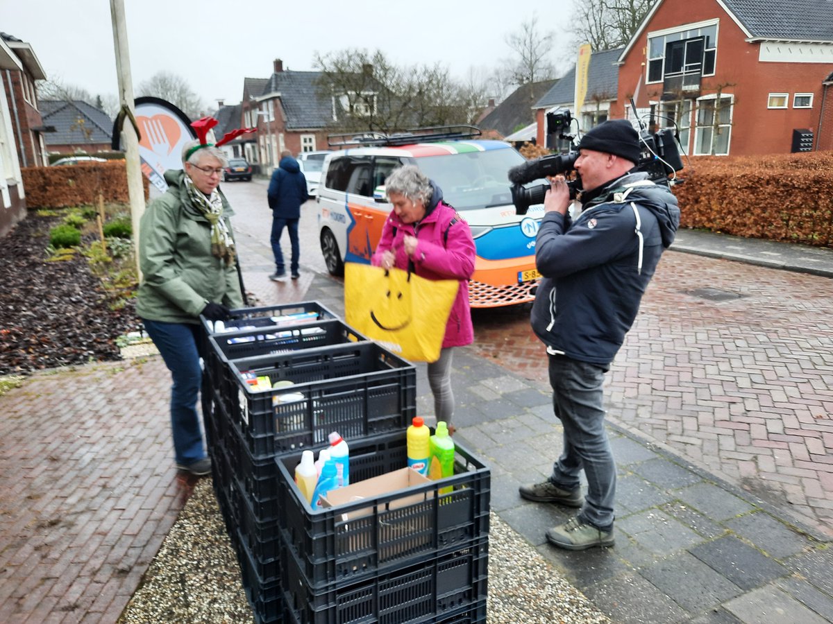 NieuwsAduard's tweet photo. Dorpsinzameling voor de voedselbank vandaag is samen met de opbrengst van de Postcodeloterij worden het meer dan 50 kratten!!
Ondanks de kou namen velen de moeite om wat te brengen en even gezellig te blijven praten onder genot van een drankje en iets lekkers #Aduard #Voedselbank https://t.co/JgWA75Cz4i
