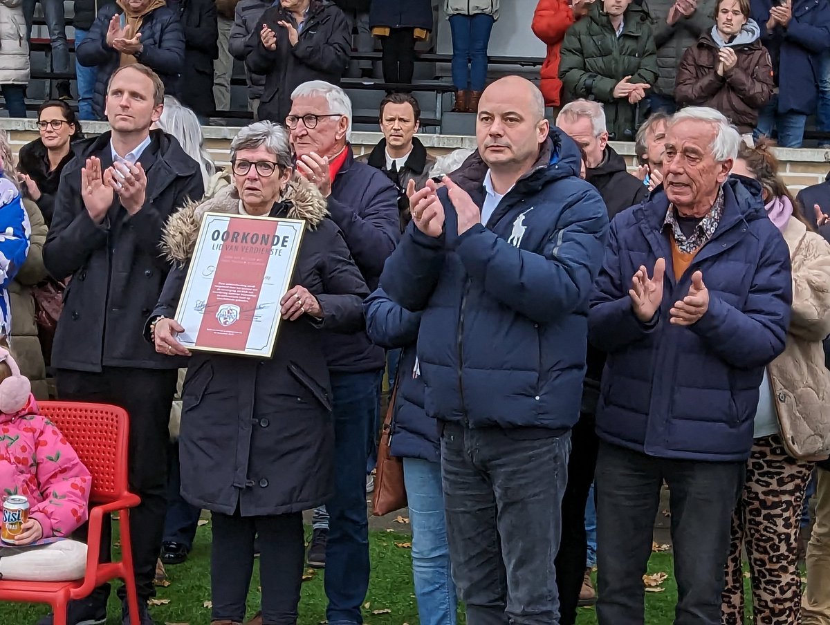 markkool8's tweet photo. Floris is voor al zijn vrijwilligerswerk bij Foreholte door de club postuum benoemd tot lid van verdienste. Zijn ouders kregen de oorkonde uitgereikt voorafgaand aan de herdenkingswedstrijd. #Forholte #Herdenkingswedstrijd #Floris #Roos https://t.co/oUzAPD4UF8