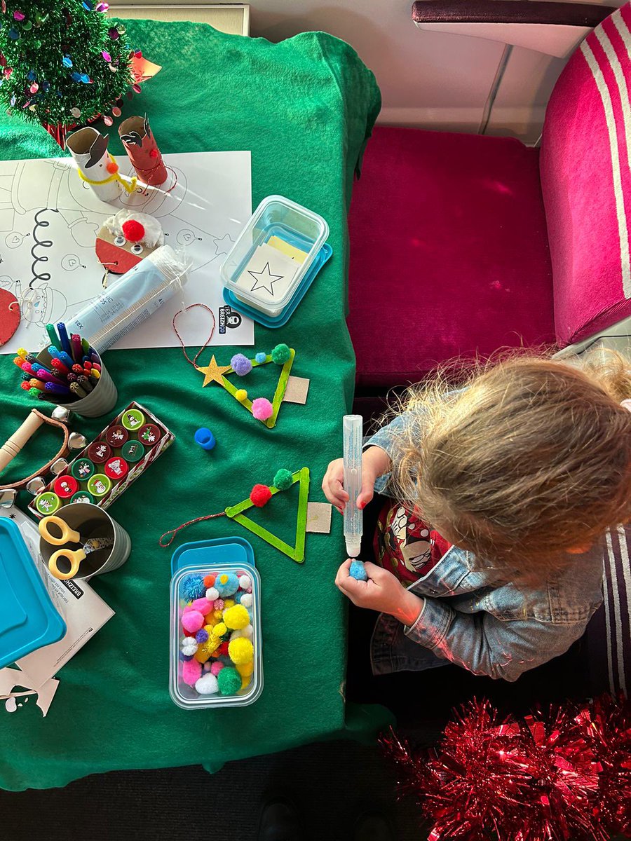 Opération fêtes de fin d'année à bord de <a href="/TERBreizhGo/">TER BreizhGo</a> aujourd'hui. 
Les pulls de Noël sont de sortis, ainsi que les friandises, les sourires aussi,  surtout ceux des enfants 🥰.