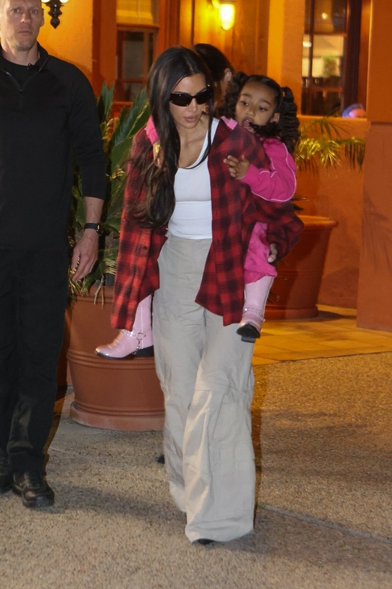popcultureshub's tweet photo. Kim Kardashian is seen in Los Angeles. https://t.co/foa4fxwasx