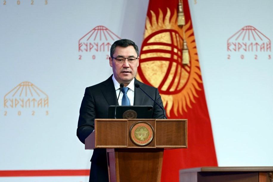 Президент Жапаров во время своего выступления перед "курултаем" сказал, что это он попросил Шакиева внести инициативу по изменению флага, потому что во время зарубежных поездок представители других государств спрашивают засевают ли в нашей стране подсолнух! 
     Тем самым