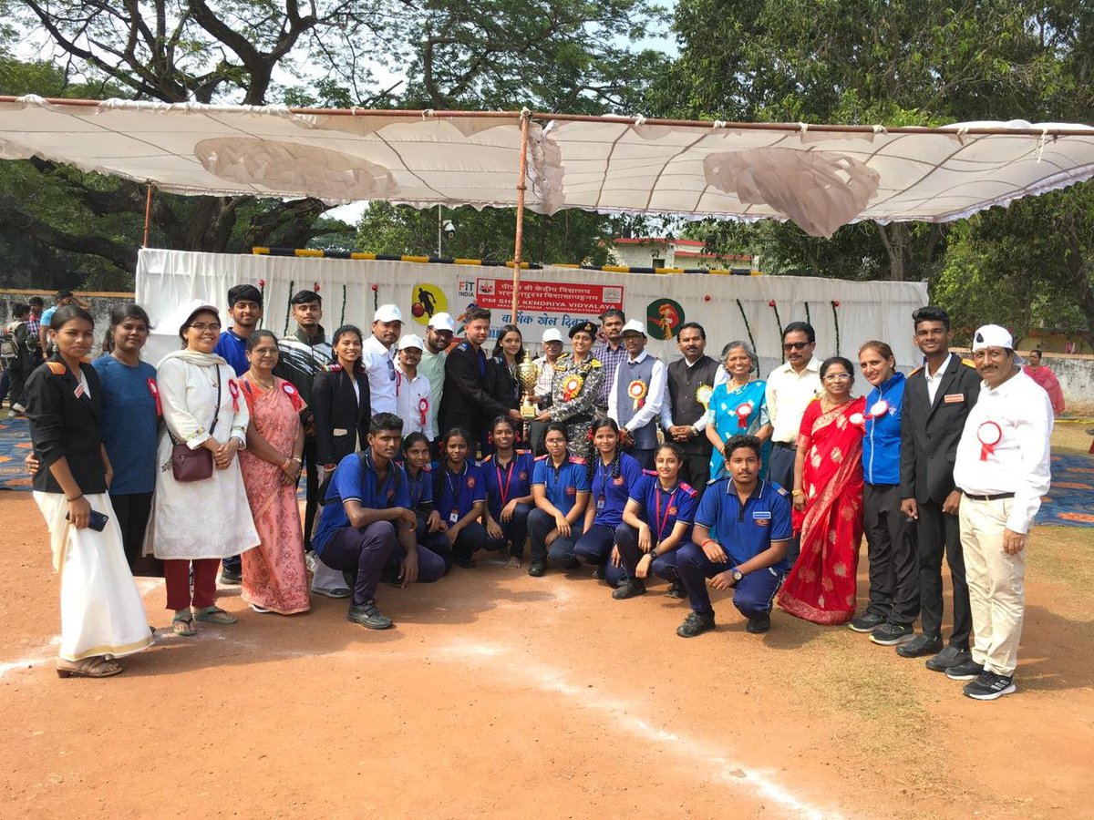 🎊 Celebrating #AnnualSportsDay and #KVSFoundationDay❕ 
📍#KendriyaVidyalaya #Malkapuram, #Visakhapatnam. 

🔆From vibrant Sports events, March Past, and torch lighting to captivating cultural showcases➖it was an inspiring day.

✨CO #INSVirbahu, the Chief Guest, emphasized the…