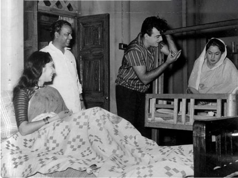 BombayBasanti's tweet image. Director A Bhimsingh with Waheeda Rehman, Mehmood and Lalita Pawar on the sets of Rakhi (1962)
#abhimsingh #waheedarehman #lalitapawar #60s #bollywoodflashback