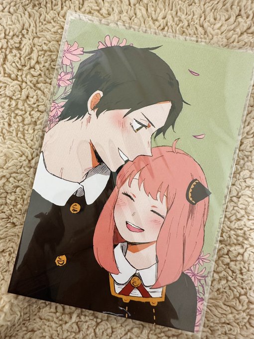 遅れましたが明日は西2ホール【の 22a】にてお待ちしています!画像1枚目のポストカードは購入された方全員に差し上げますが、画像2枚目の自己満ダミデズ証明写真風シールも少しだけ手元にありますので欲しい方は遠慮なくおっしゃってくださいそれでは皆様気をつけてお越しください 