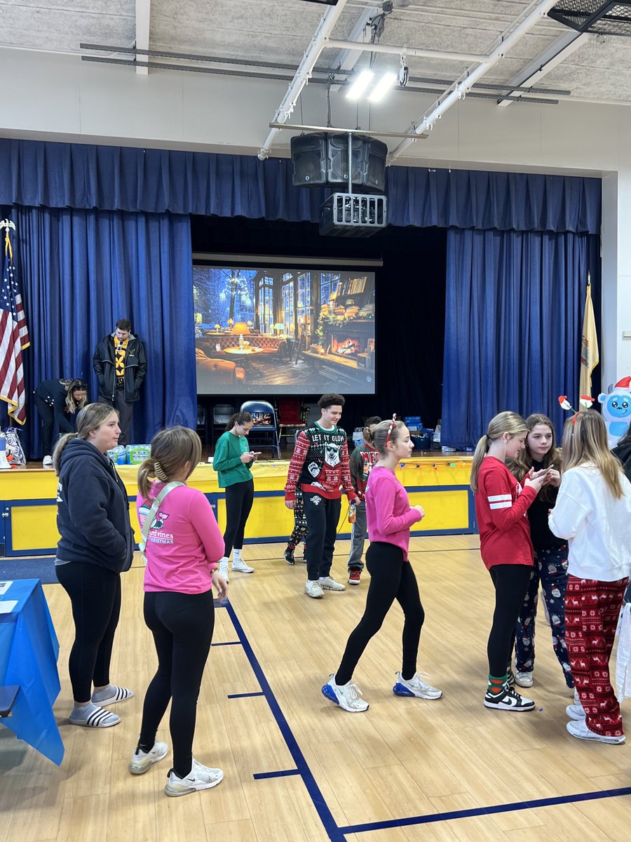 MissVicki33's tweet photo. Getting ready first the First Annual Holiday Hustle! Let’s raise some money for DC!!! #MemorialHawks 🦅 #EPS ⁦@EatontownSuper⁩ ⁦@memorialBrogna⁩ https://t.co/XoOo4Md4D7