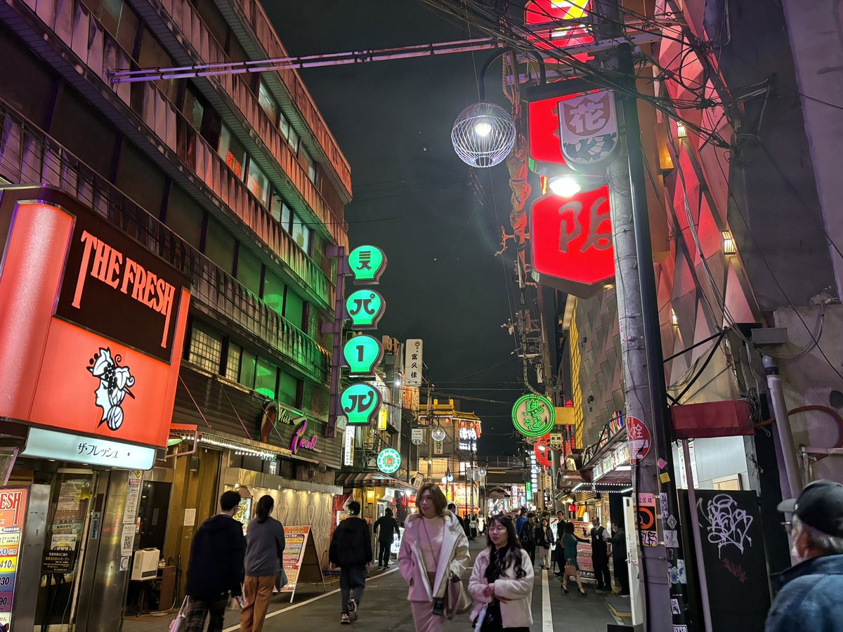 apollo_dart's tweet photo. 今日は両親が初めて応援に来てくれた📣(参観日みたいでそわそわした(笑)
ロビン抜けただけで褒めてくれる甘々😅
帰りにてっちり鍋食べさせてもらって、駄菓子まで買ってくれました🤣🤣🍫
いつまで経っても親から見たら子どもなんかね〜こちらこそいつもありがとうやで〜照れくさくて言えんけど〜🫠✨ https://t.co/iWkQ5iQyaU